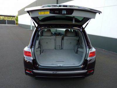 2012-toyota-highlander-hybrid-trunk