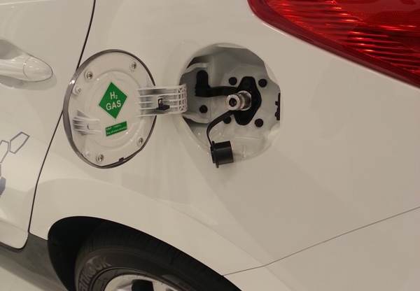 Водородът е отлична алтернатива за чисто гориво; цената на горивните клетки и изработката на системата, засега пречи на масовото производство.