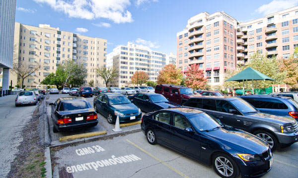 zarezhdane elektromobili pred bloka ofisa na parking na ulicata