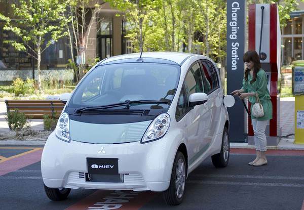 Mitsubishi i-MiEV ще се зарежда и на 16 допълнителни зарядни станции, поставени от Hertz