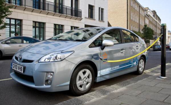 Със зареждане - Toyota Prius повече електромобил, отколкото хибрид