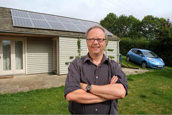 Робърт Люелин зарежда своя Nissan LEAF със слънчева енергия