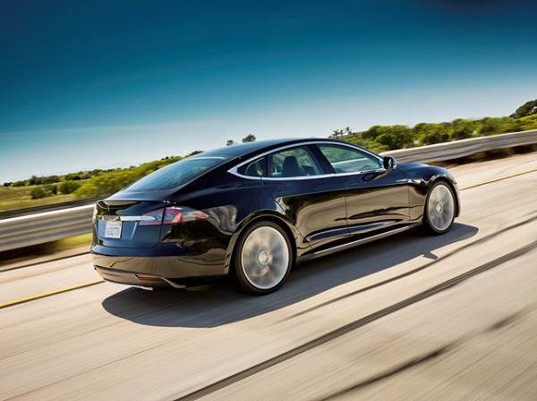 Електрическата Tesla Model S дърпа като ластик