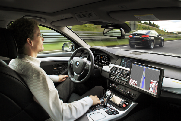 BMW тества системи за асистиране на шофьора в движение