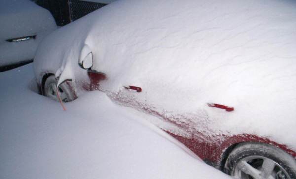 Зареждане на покрит със сняг Chevrolet Volt