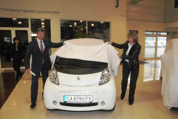 Йорданка Фандъкова на церемонията по връчването на ключове на 3 Peugeot iOn
