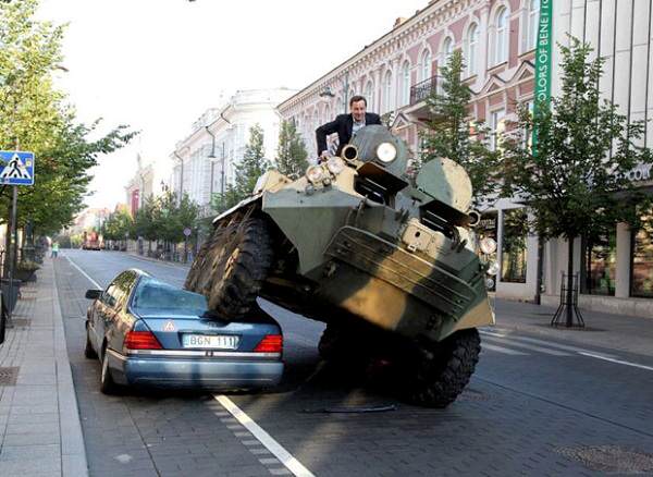 Не паркирай на вело алея във Вилнюс - мачкат с танк