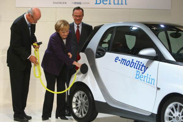 Канцлерът Меркел на електромобилна демонстрация на Daimler