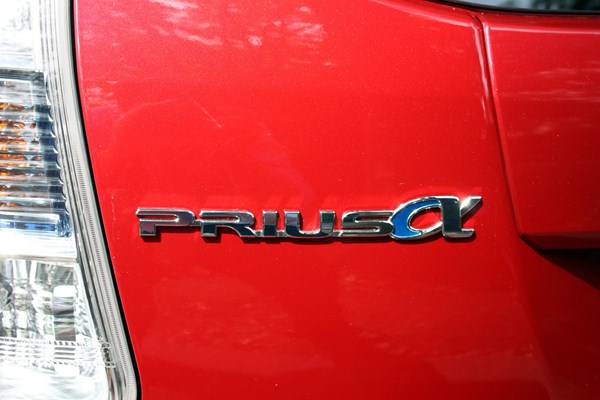 Toyota Prius Alpha е хитов хибрид