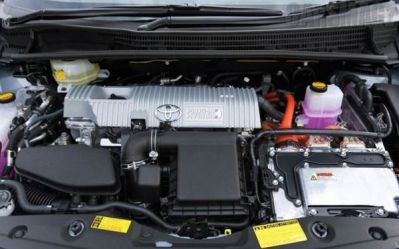 2012-toyota-prius-engine