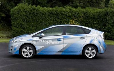 2012-toyota-prius-side