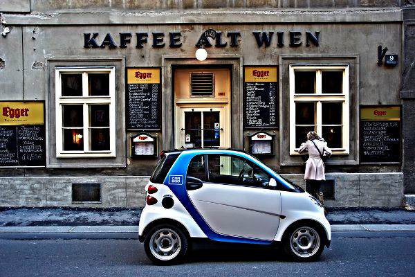 На кафе във Виена с екологично чист електрически Smart ForTwo