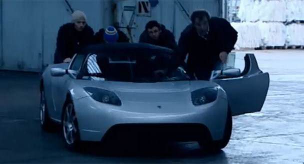 В спорния епизод на Top Gear, Дж.Кларксън и екипа му бутат 'изгасналия' Roadster