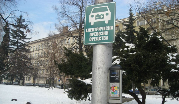 Зареждане на електромобили в София от Фулчарджър България