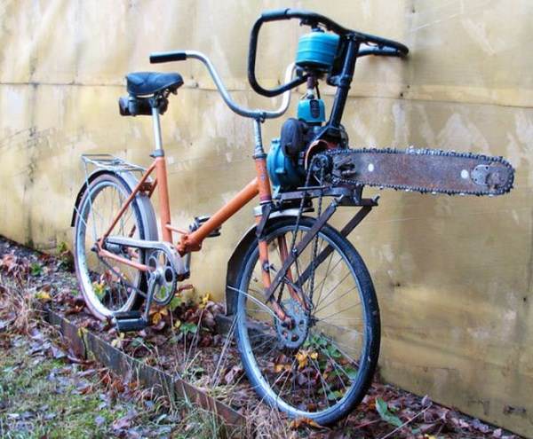 Малко неугледно, но функционално и опредлено респектиращо изглежда руският велосипед, задвижван с резачка за дърва