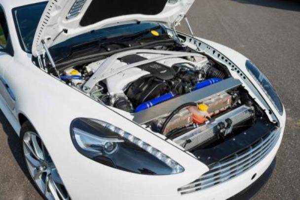 Pod kapaka na plug-in hybrid Aston Martin DB9